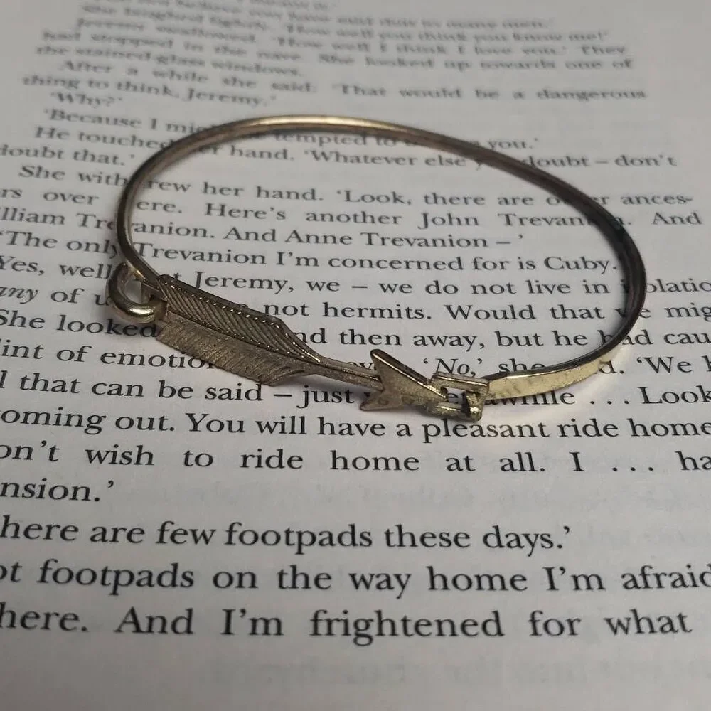 Golden Arrow Bangle Bracelet‎